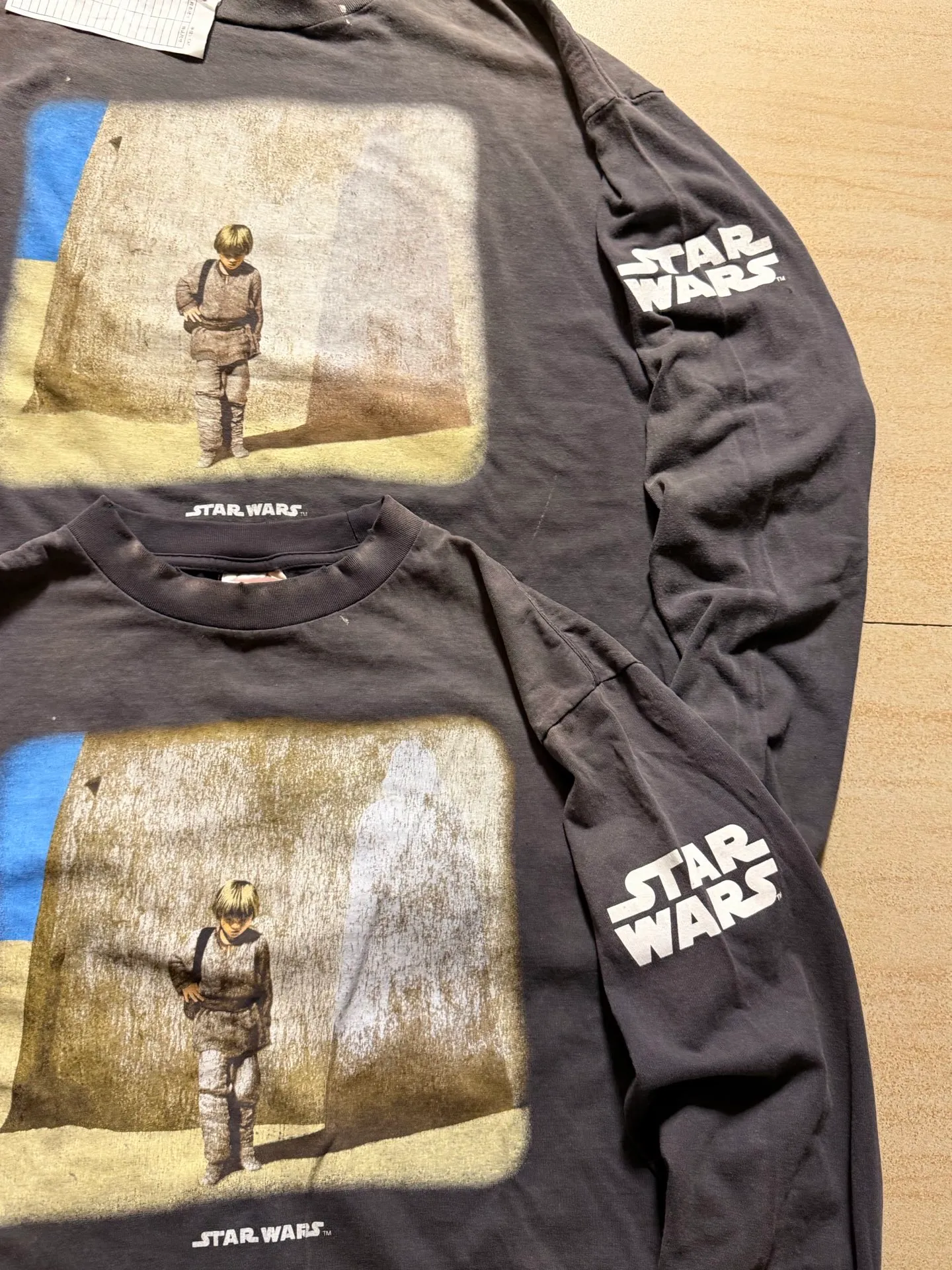 Proofing vs original SAINT Mxxxxxx × STAR WARS SW_LS TEE /DARTHVADER/BLK Star Wars co-branded model Darth Vader/Anakin Skywalker distressed long sleeves washed black S-XL printing from "STAR WARS Episode I/The Phantom Menace" "Anakin Skywalker" impressive poster visuals and the design of "Darth Vader" printed on the back The entire garment is hand-processed with dirt, washed with water, and printed with a distressed feel, which perfectly interprets the artistic specialty of NEW VINTAGE. In addition, the original co-branded main mark/wash mark/little angel anti-counterfeiting mark can be customized. It can be said that every detail of ZP is perfectly reproduced.